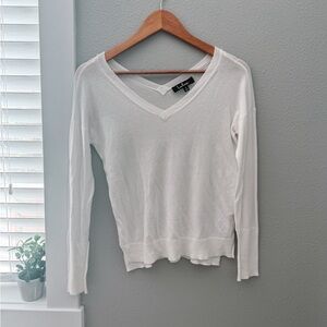5/$15 Lulu’s white v neck sweater